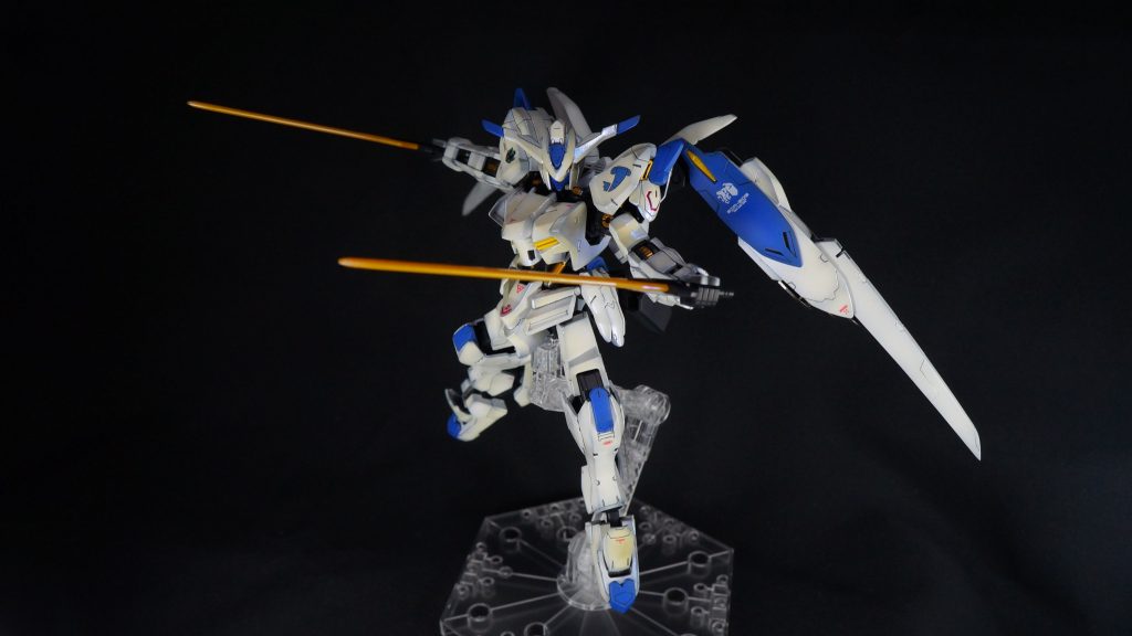 バエルソードを装備。バエルソードは整形色の上にMr.クリスタルカラー ムーンストーンパールを塗っているので、光があたると白っぽく光ります。