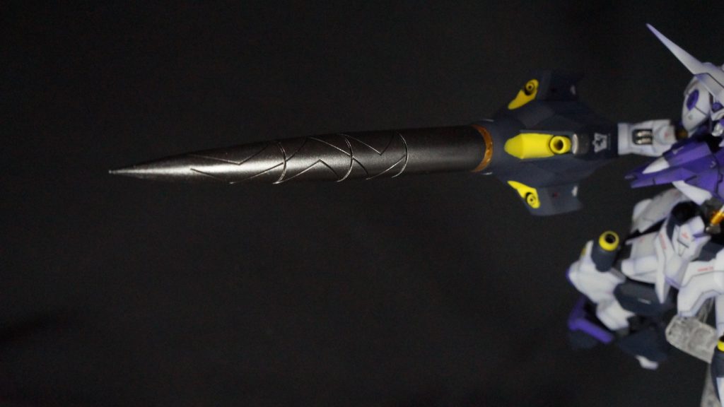 ドリルランスの先端は、突き刺しやすいように鋭く尖らせています。ビルダーズパーツ MSスパイク01を接着することで、ピンピンに尖らせることができました