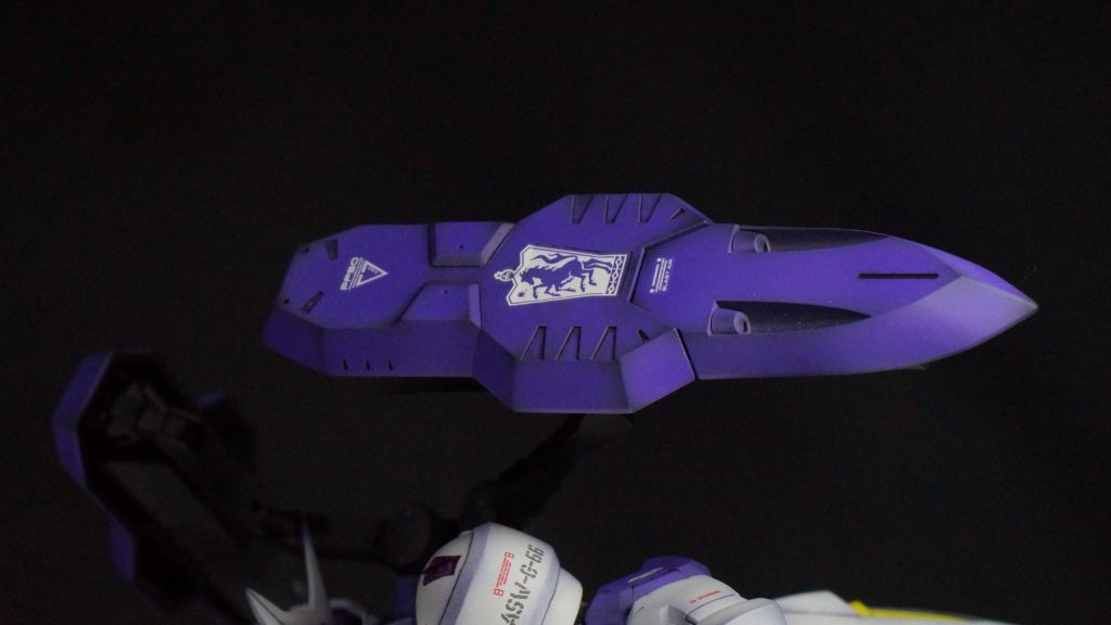 シールド部の大きいボードウィン家のマークが誇らしいですね。肩部にも小さいのを貼り付けています。