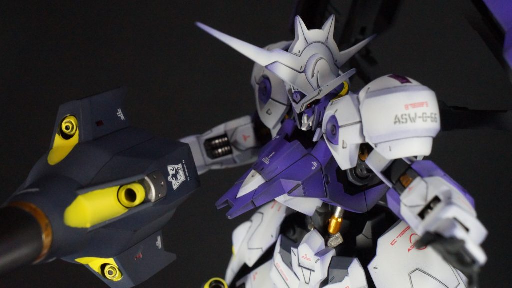 ただただ白いとイメージに合わないと思い、下地をパープルにした上に白をグラデーションをかけて塗り、エッジ部などにパープルがほんのり残るようにしています。