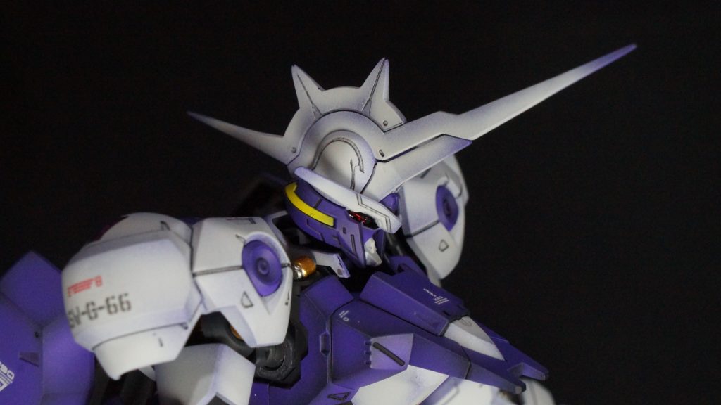 頭部の角？もプラ板で延長してシャープ化しています。ちょっとやり過ぎで、いつ折れるかドキドキしています。ツインアイは本来黄色？金色？ですが、無意識のうちに赤いメタリックテープを貼り付けてしまい、覚醒状態みたいになっています。