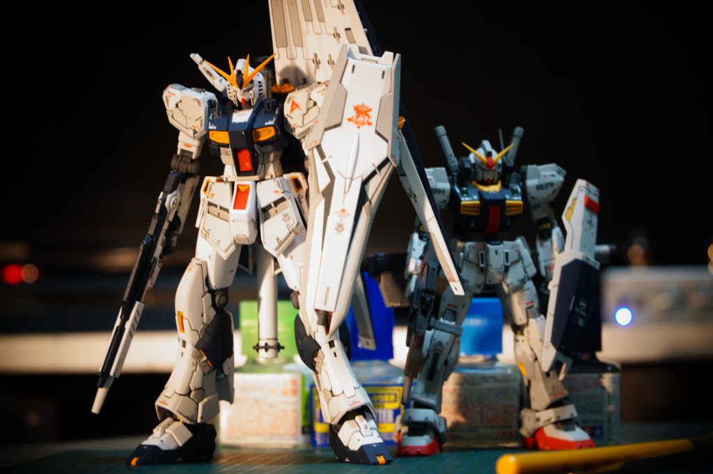 やっぱりνガンダムは大きいですね。MGウイングとほぼ変わらない大きさ…ファンネルがある分νガンダムのほうが大きいですかね。次はもう少し小さい機体を作りたいです(笑)