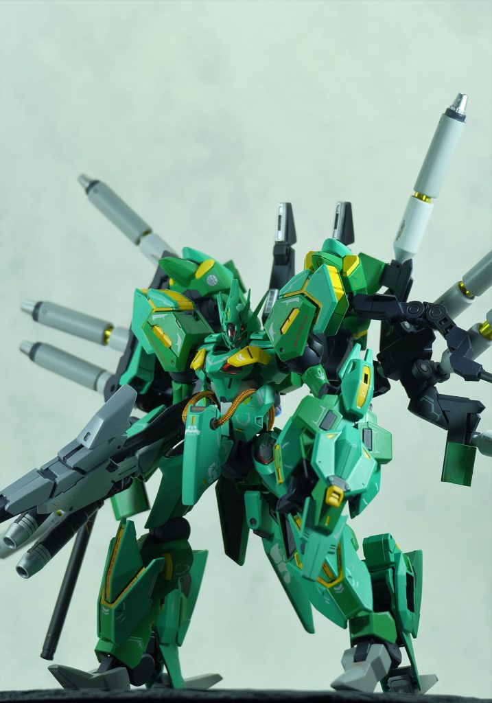 スリムなはずのファラクトですが、全身に装甲を追加したせいで随分と風貌が変わりました機体設定大破したファラクトの武装強化プラン。全身に増加装甲を追加することで、多少の攻撃を受けてもそのまま攻撃を継続することを目的としており、破壊力の高い武装を多数搭載することで敵機の確実な殲滅を主目的とする。兵装背部ビームキャノン×8ロングレンジキャノン高出力スナイパーライフルガンビット複合シールド腕部二連装ビーム砲