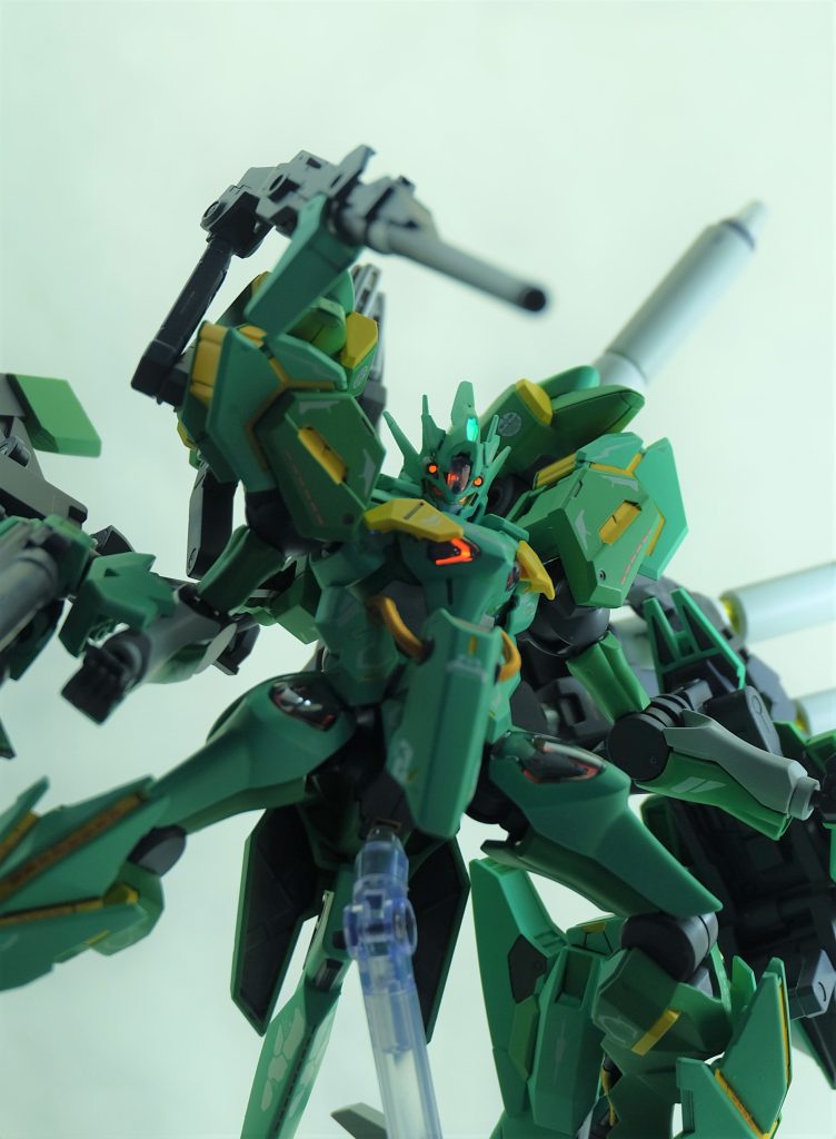 背部のブースターにはサブアームと、ロングレンジキャノンを左右に一機ずつ。