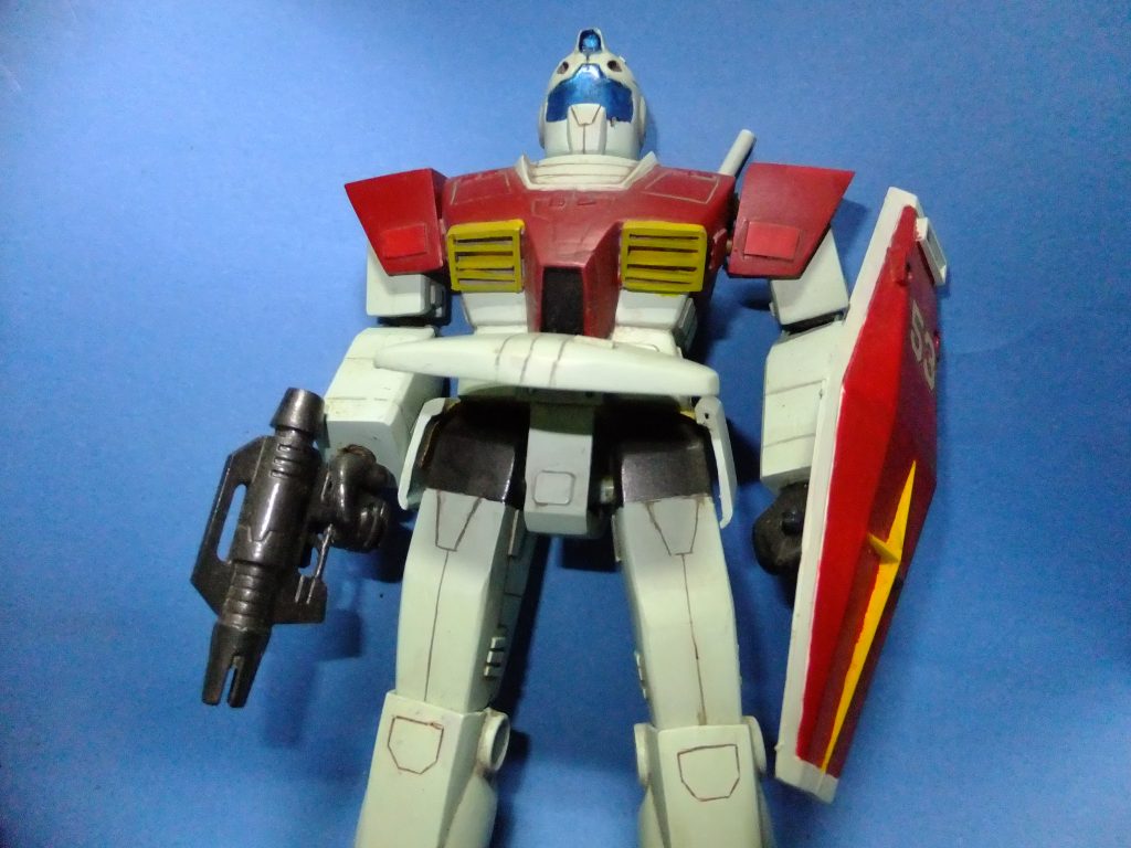 ぴら〜っ♫ 見え過ぎちゃって困るの〜っ♫ フロントアーマーは帆船模型用の蝶番で可動(流石金属!経年劣化無しで角度も保持出来ています。)サイドアーマーは切り離して布テープで可動です。