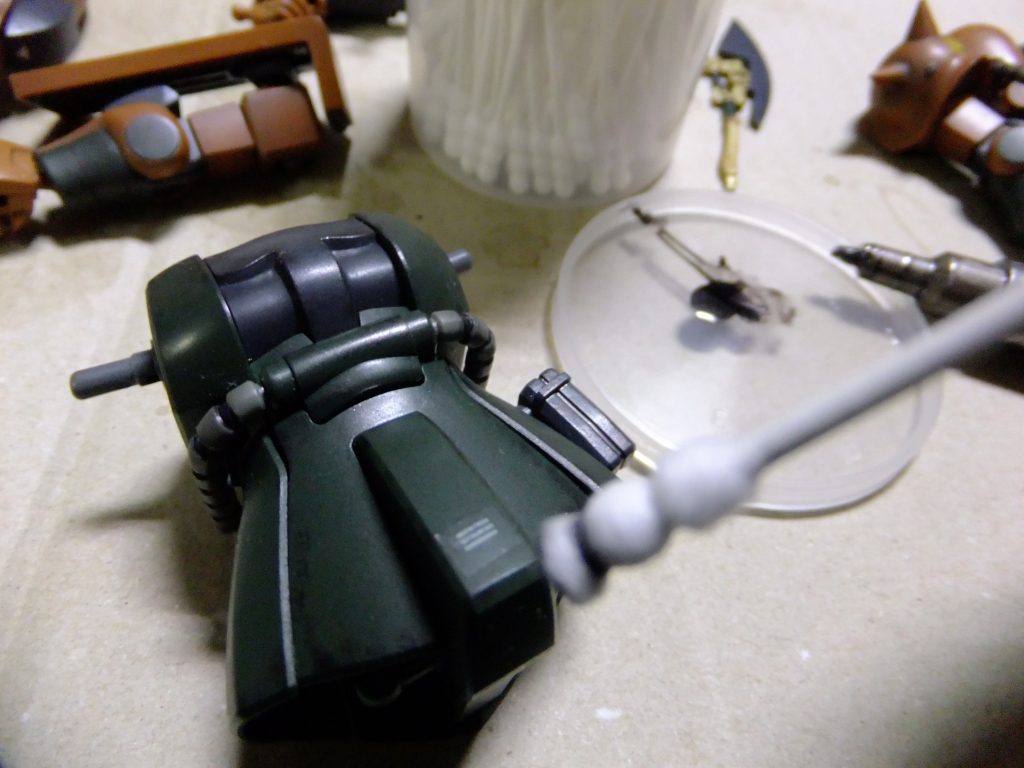 今回のチッピングは綿棒(ダイソー購入のもの)を使ってのチッピングです。ガンダムマーカーEX ヘビーガンメタリックを適量取って(少量でかすれる位が良いと思います。)軽く叩くように行います。