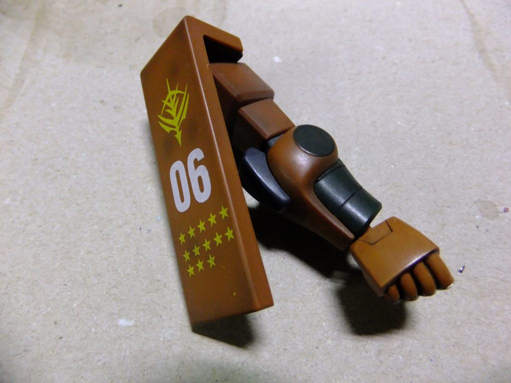 こちらは基本色吹付け、スモークグレーをエアブラシでシャドー吹き、水転写デカールを貼ってつや消しクリアーで仕上げた状態です。