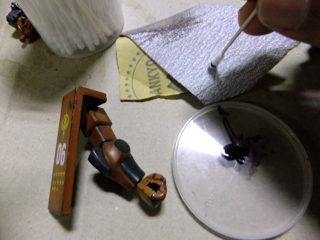 ある程度エッジに軽くチッピングを終えたら、綿棒の先を粗めの紙やすりで荒らします。(やり過ぎると毛羽立ってしまうので軽く!)モノでポイントポイントに置くように強弱をつけて単調にならないようにします。