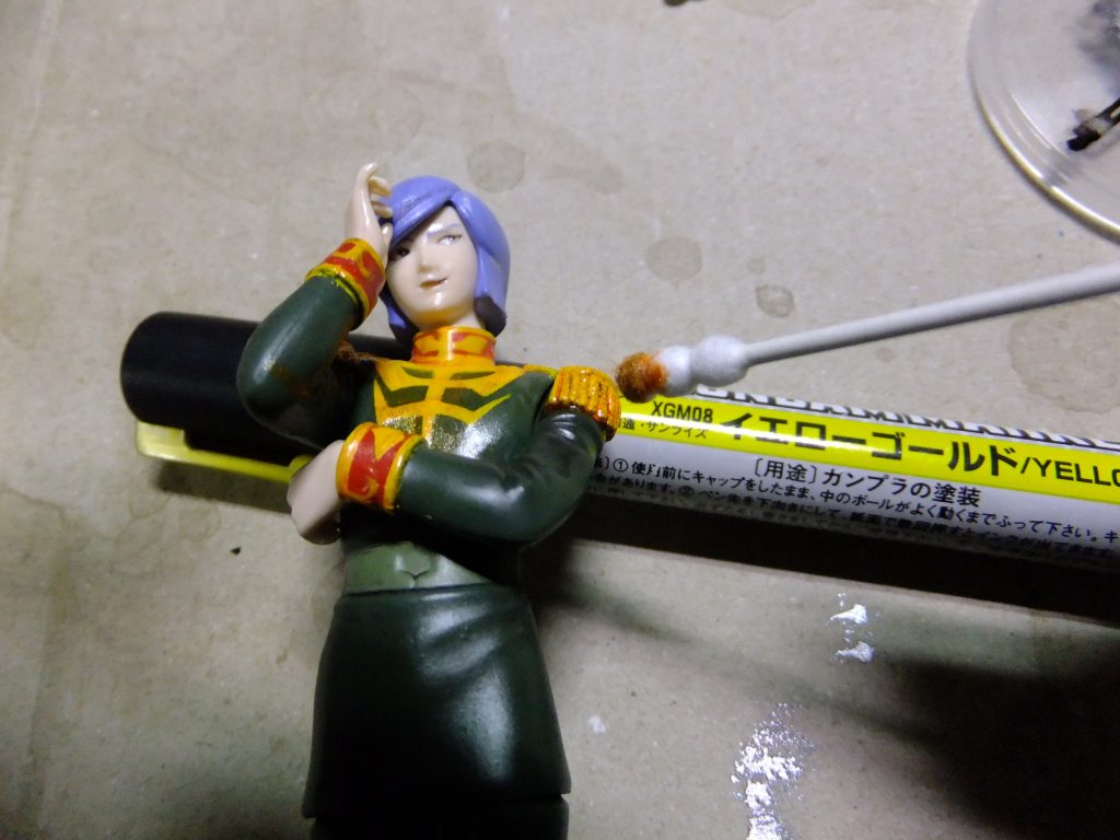 ガンダムマーカーEXのイエローゴールドを塗って、余分な塗料は綿棒に薄め液をつけて拭き取ります。(気になる場合は綿棒に金属磨きのピカールをつけて磨くと良い感じなります。)