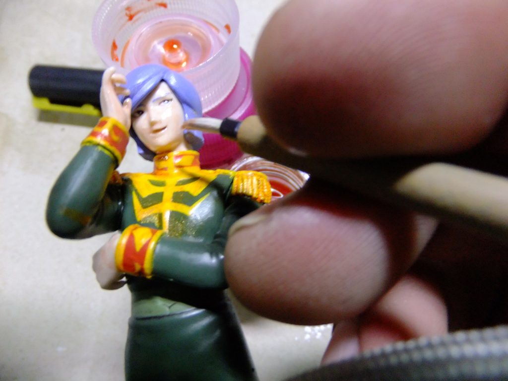 ラッカー系塗料のクリアー系の筆塗りで陰影をつけていきます。