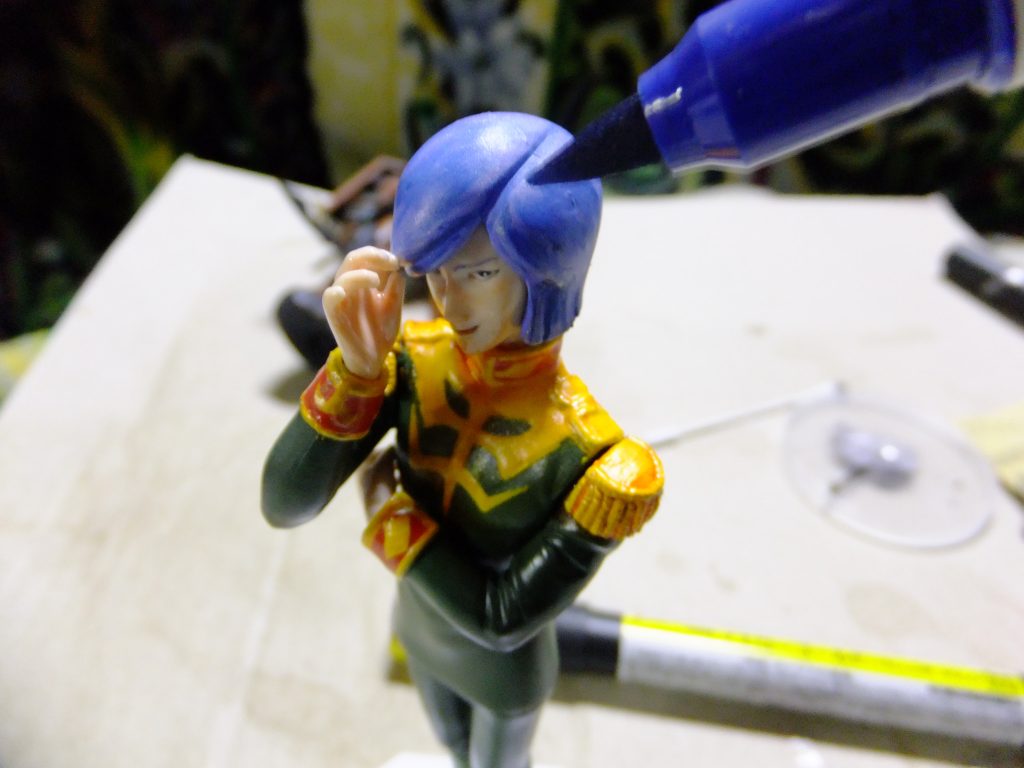 リアルタッチマーカーのブルー(インクが無くなりかけてカサカサなもので?)で頭髪のラインを入れて行きます。