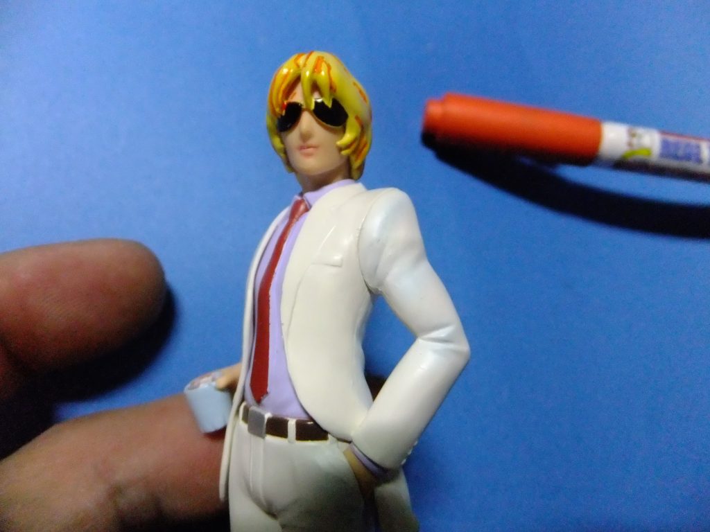 リアルタッチマーカーでブロンドヘアーに陰影付け!このあと余分な分は拭き取ります。