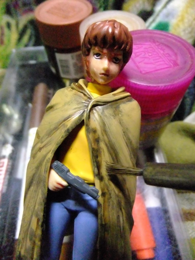 下地のカーキ色と混ぜ込んで行きます。