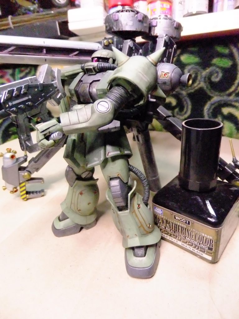 そのままでは味気がないのでクレオスのウェザリングカラー・マルチブラックでチョイ色付けです。