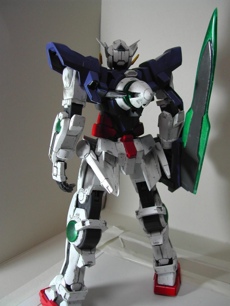 バックショット。肩アーマー後ろ側のスラスター、腰部アーマーのスラスター、ふくらはぎのスラスターが追加となっています。ビームサーベルは、GNブレイドのマウントパーツにぶっさしています。