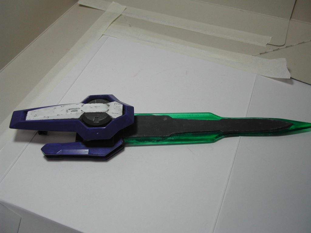 メイン改造となったGNソード。2mm透明プラ板を切り出し、ひたすら削り込む作業・・・。その上から通常プラ板を貼り、塗装しています。・・・これ全長30センチ近くあるんで、持って歩いていたら捕まるかも・・・('ω')