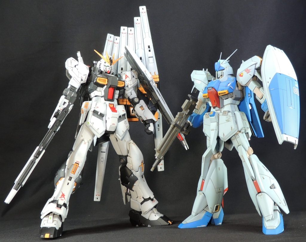 RGのνガンダムとのサイズ比較です。RGと並べても引けをとならないディティールの追加とストレスフリーなB.W.Sとの接続の二兎を追いかけてみました(※今年は兎年なので!)。昔のキットですが、変形や可動を楽しめる良キットだと思います。