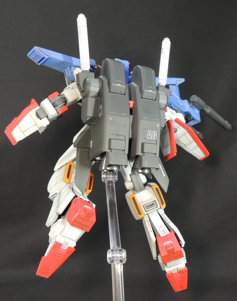 機体の各所にスジ彫り、エッチングパーツ及び金属製部品の取付等を行いました。