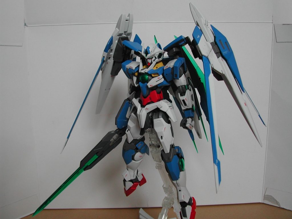 ダブルオーガンダムのバックパックを移植してアームを二本に。それぞれオーライザーのバインダーを搭載しています。バインダーの羽はプラバンで大きく伸ばしました。