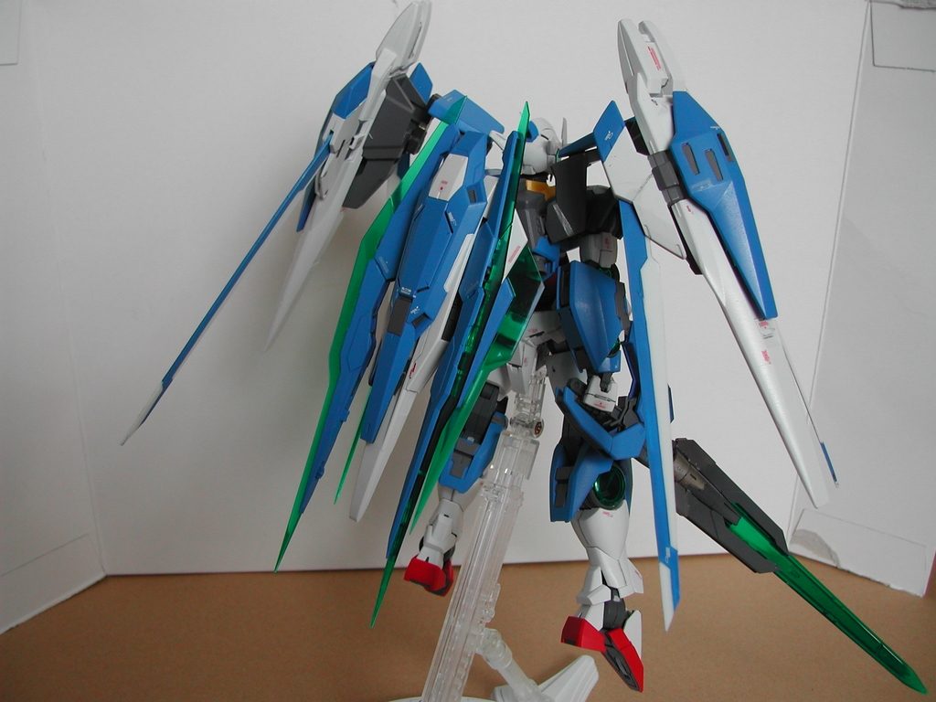 背部にはクアンタ本来のバインダーを位置固定で搭載。常時ツインドライヴ合体状態ですが、コクピットで回路を切り替えて使用することになっている・・・はず。