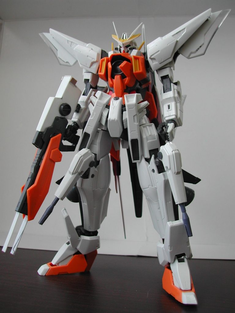 製作途中。基本は1/100キュリオスですが、いろんなパーツを持ってきて改造しています。つま先や肩のGNソード、ライフルの後部などはプラバン製。