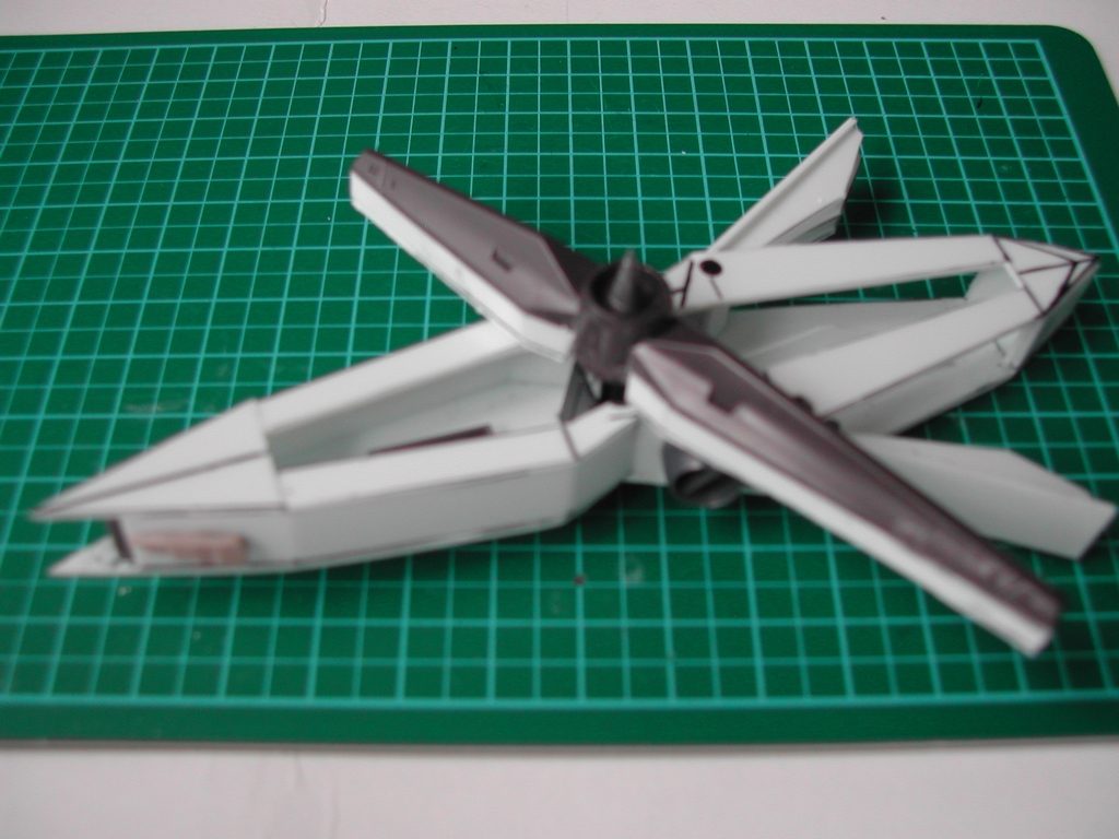 ちょっとぼけてますが、製作中に大型GNシールド。ディフェンスロッドを内蔵させ、さらに後部も開くようになっています。本体はプラバン切り出し。