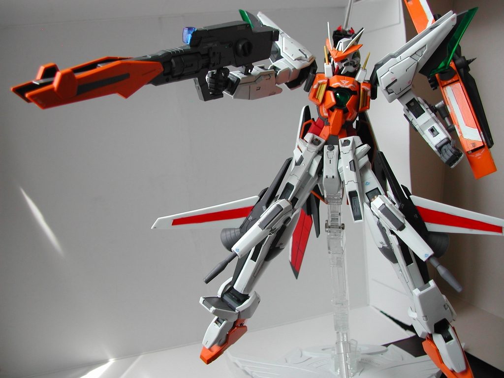 大型化したGNビームライフルはバーストモードが使用可能。