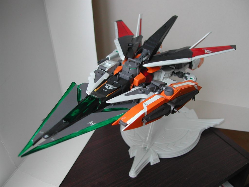 変形するとこのようになります。両肩のGNソードが機首を形成し、突貫力を大幅に上昇させています。戦艦のエンジンとか貫きそうですね(え