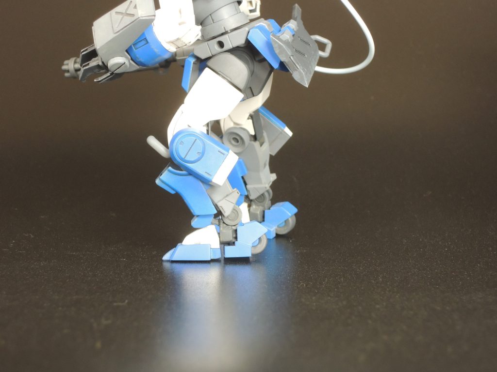 足首が固い子なので、ボールデンの関節に差し替え、前後に動くようになりました。その代わり左右ロールが死にましたが…