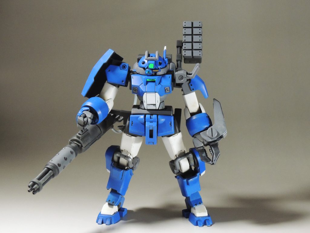 デミトレーナー用拡張キットでハンドガトリングガンを作り、ジャンクパーツなどで左腕アイアンクローを作りました。その他ボールデンアームのミサイル、Ezアームズのスラスターなどを取り付け。