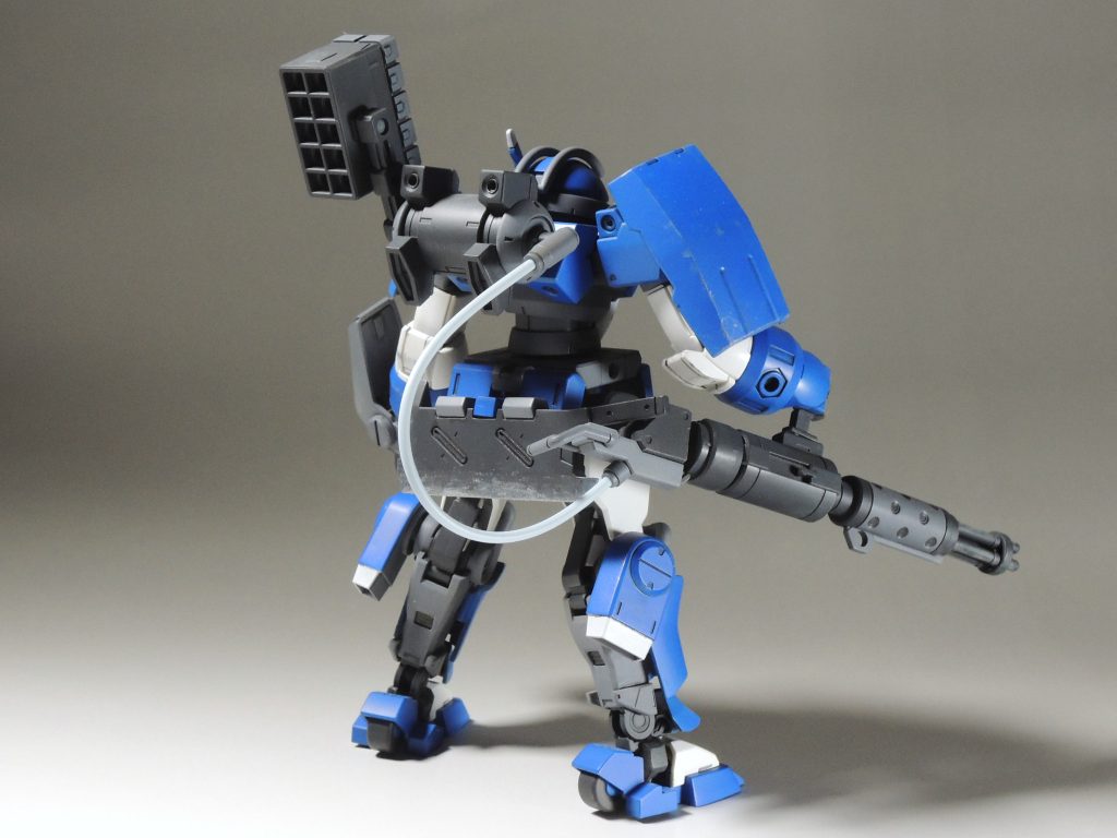 取り回しの関係から肩を左右入れ替え。鉄血オプションセットのナタを腰にネオジムで取り付け。