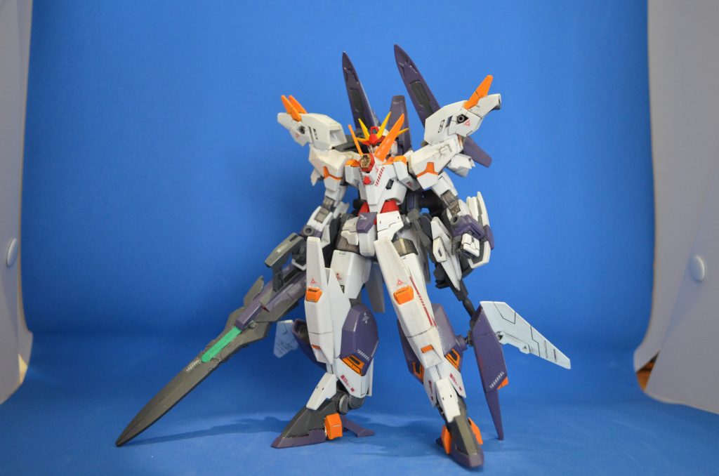 着地状態でフロントショット。胸部のアンテナや脚部外和賀のウイングスラスターなど、クスィーガンダムっぽい意匠を取り入れました。