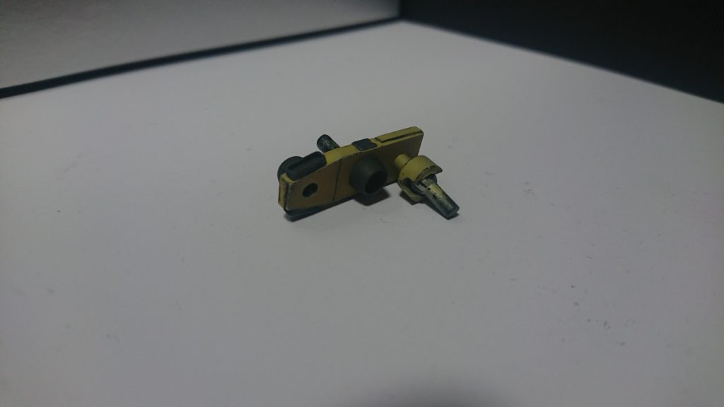 で、この翼とガンビットパーツはどうしても腰に付けたかったので両方付けられるようなパーツを自作してみました。