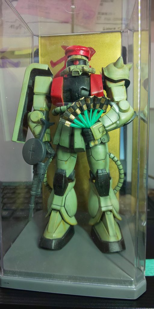 扇子も持たせました。