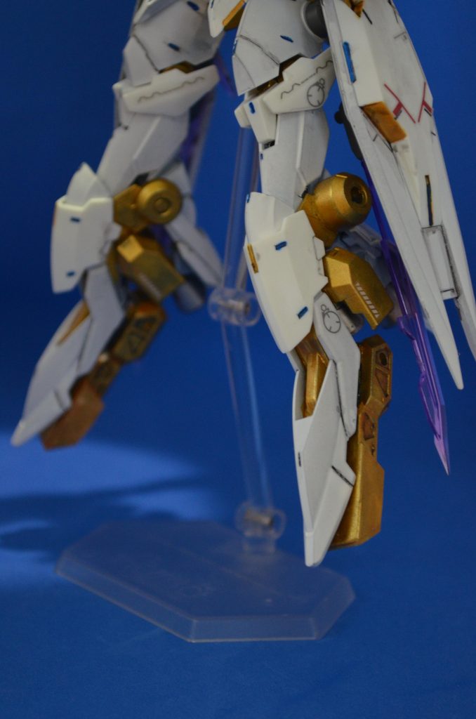 機動時、ランディングギアは銀色部分が内部へ収納されます。