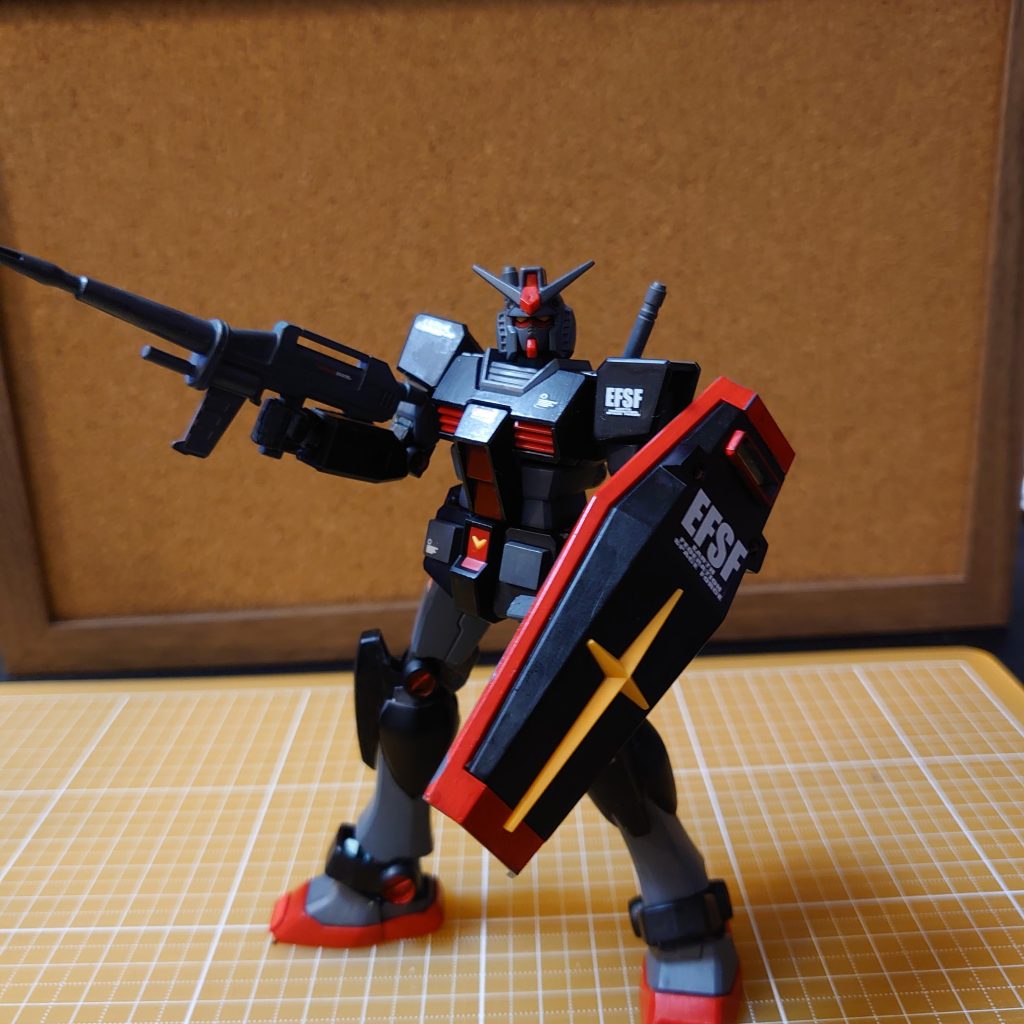 プロトタイプガンダムは、黒とホワイトか薄いグレーの塗装が多いので、あえて暗いグレーで塗装しました。これから墨入れとウェザリングもしていこうと思います。ご覧いただき、ありがとうございました。