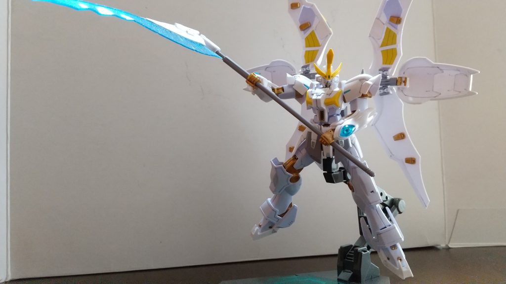 ランスは劇中ではデスサイズヘル同様に鎌として使っているシーンもあったのでドライヤーで温めながら慎重に刃を曲げました。