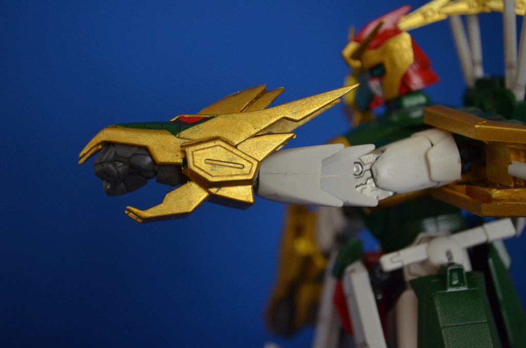 ドラゴンガンダムといえば、腕どこまで伸びるねん！というくらいの伸縮ですが、改造ではこの写真の状態が基本となっています。なおキット本来の関節構造では、ほぼ曲がりませんｗ