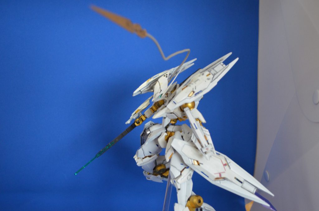 有線ブレードはリード線接続。軽いので動きは自由に付けられます。