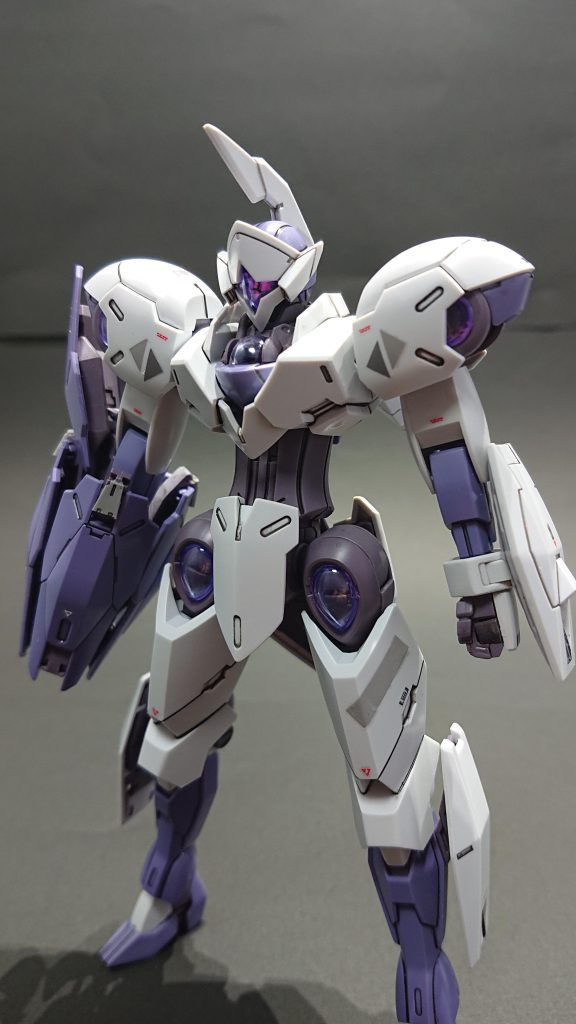 水星の魔女に登場するMSでダントツで欲しいと思った機体です。最近の水星ブームはすごい勢いで発売日当日、大型電気店に開店時間ピッタリにいったはずなのに、長蛇の列ができてて整理券も取れず絶望しました。が、別のお店でなんとか同日発番のベキルペンデとセットで購入できました。人気が出て盛り上がるのはいいですが、ここまで熾烈な競争が生まれるのはちょっと複雑ですね。