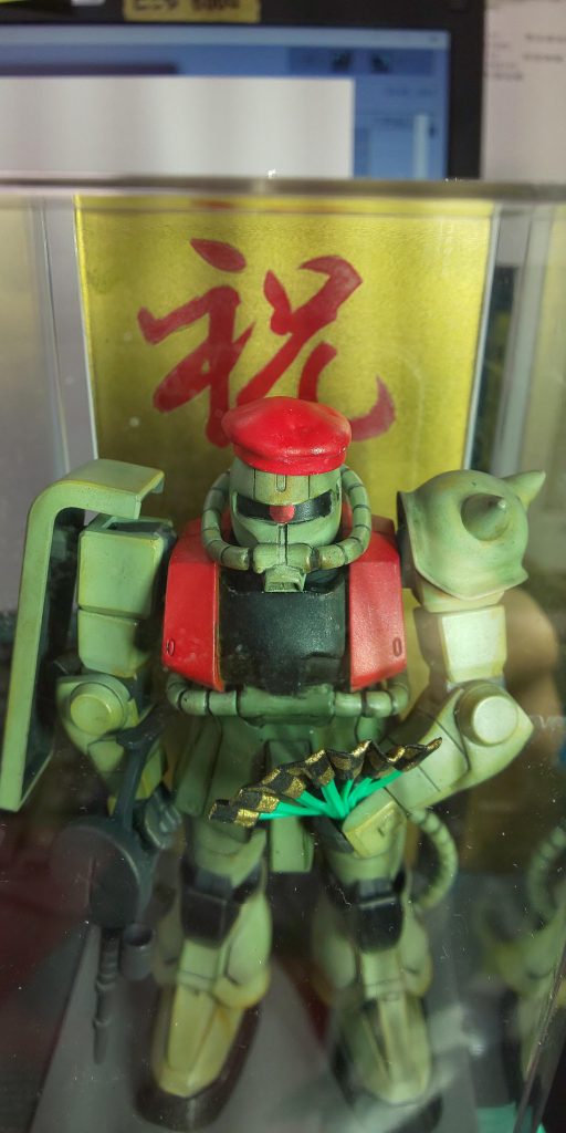 ケースの後ろの祝の字、金色も塗装しました。帽子とちゃんちゃんこ風塗装、扇子もなかなかかなと、自己満足です🤔 