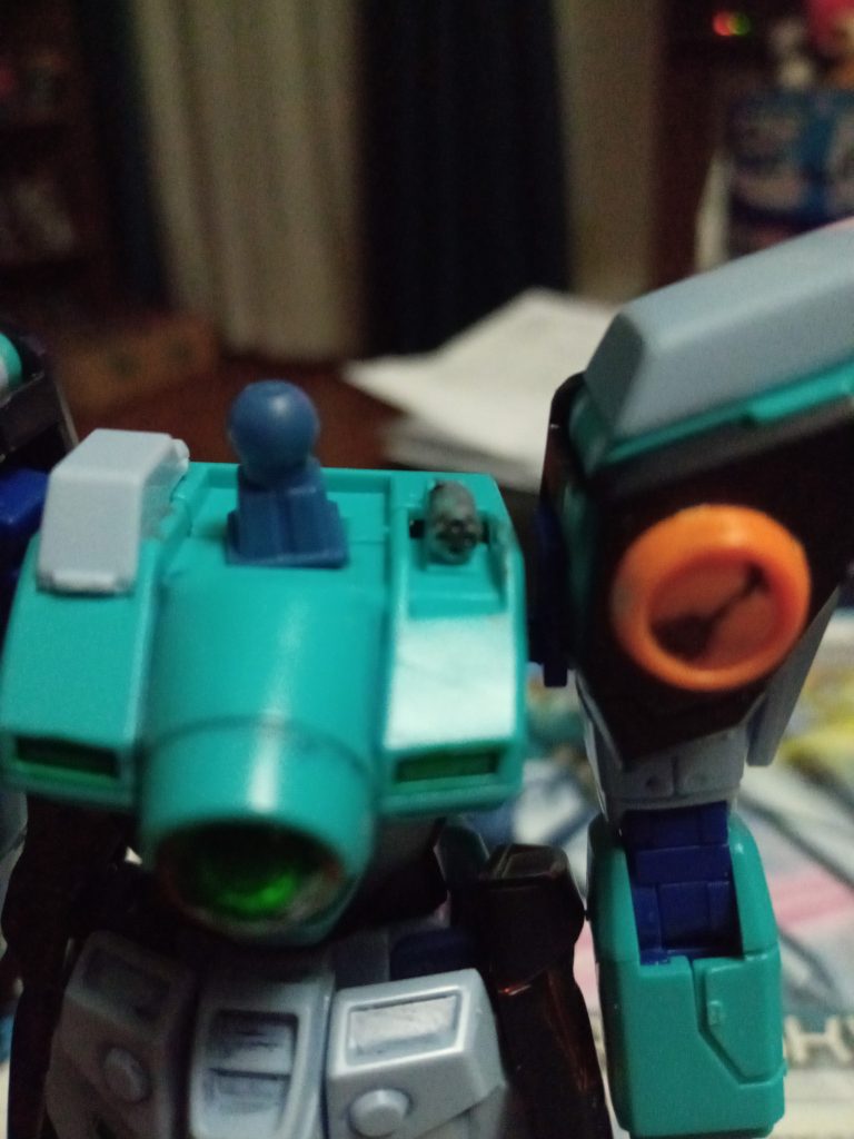 マシンキャノンはグレーに塗装し、両肩の黄色のパーツは見本完成品と同じように黒を足しました。