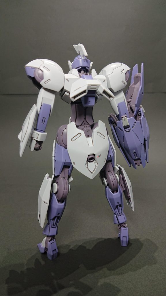 キットは基本素組み。首の後ろの肉抜きをランナータグで埋めたのと、膝パーツの側面にできるパーティングライン処理がてらディテールを市販パーツに置き換えました。