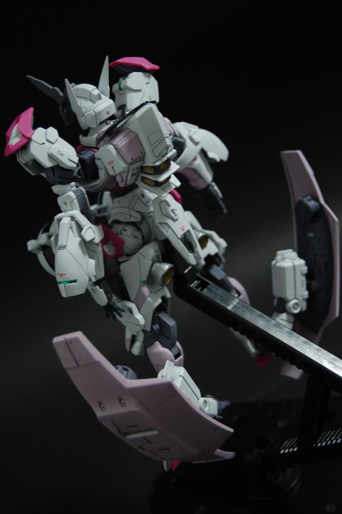 メインカラーは当初灰色か紫系を考えていたのですが、悪役を連想させる要素や記号を必要以上に入れなくてもいいのかなと作っていくうちに思えてきました。ルブリスのピンクは闘う変身ヒロインのような可憐な色で、これをエルノラのパーソナルカラーと捉えてこれに反しないような色を入れました。もともと二つのドレスが抱き合ってるようなドレスの写真をみて、エアリアルとルブリスの前後アシメ合体を考えていたので背中にその名残があります。使用塗料は水性ホビーの水星の魔女用各種、レイ専用機パープル、マスク部はミスターカラーのネイビーブルー、バーニアがGXブルーゴールドとシャインシルバーにガイアの蛍光ブルーを使いました。