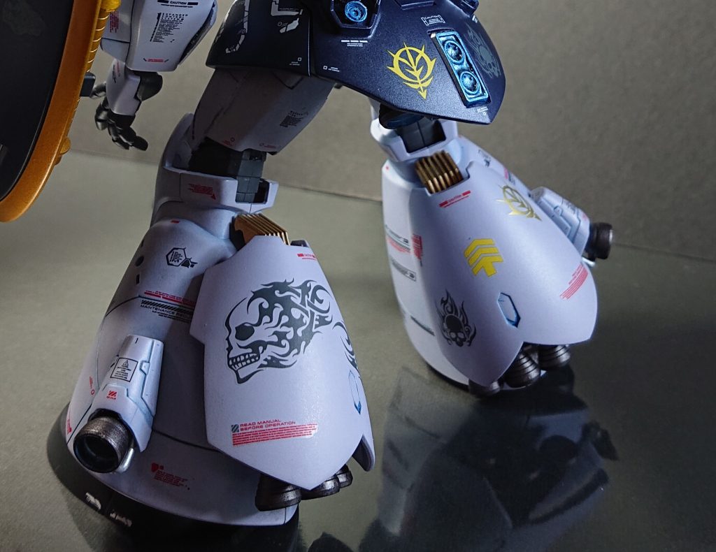 足まわりです。バーニアの外出しやサイドへの追加に加え、(時代は異なりますが) メッサーF02型のリフティングフレアみたいなイメージでふくらはぎ箇所に装甲を追加しています。