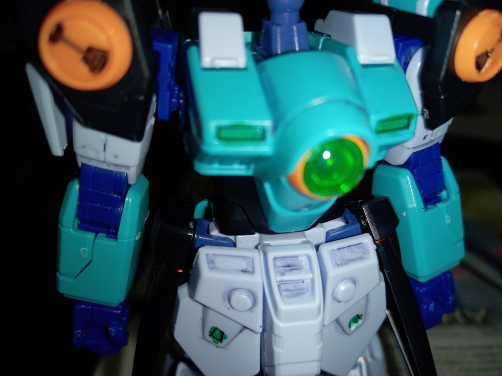 胸部もセンサー、中心部はメタリックグリーンを塗装しました。中心部は塗装してからクリアグリーンパーツをはめました。