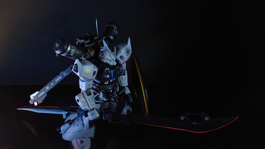 両刃のヒートソードも全て写真の枠におさめるとなるとここまで引かないといけません😅実際にこの武器を振り回して戦っていたと妄想するとなかなかのもんですね💪