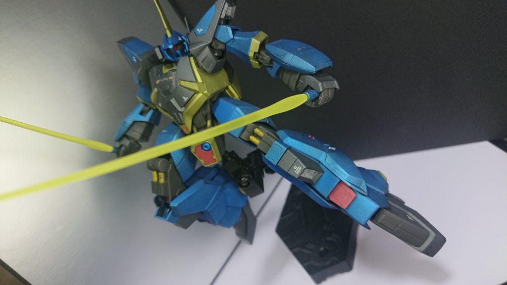 何故かバーザムは二刀流が良く似合う気がします。しかし、バーザムは顔が正面からだと影になって目が映らないから構図がなかなか難しいです。でもそれもまたバーザムの特徴かもしれないです。と、結構急ごしらえの作品でしたが、見てくださった方々、ありがとうございました！