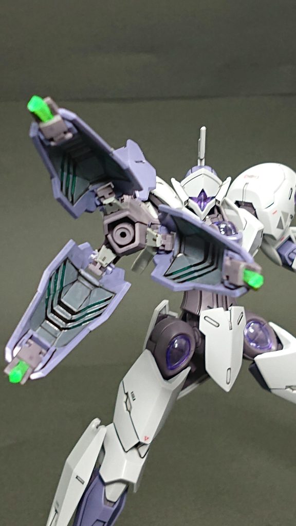 またビームブレイサーのヒンジは上からディテールアップパーツで隠しています。内部のシールはそのまま使いました。また劇中、チュチュを強襲したブレイサーのクローにブレードのランナーを切り出しビーム刃を付けました。