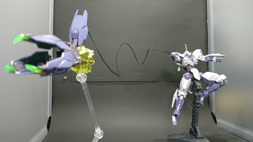 ブレイサー射出状態時にはカスタマイズエフェクトのパーツと付属のディスプレイパーツの余剰パーツを組み合わせ取り付けてます。